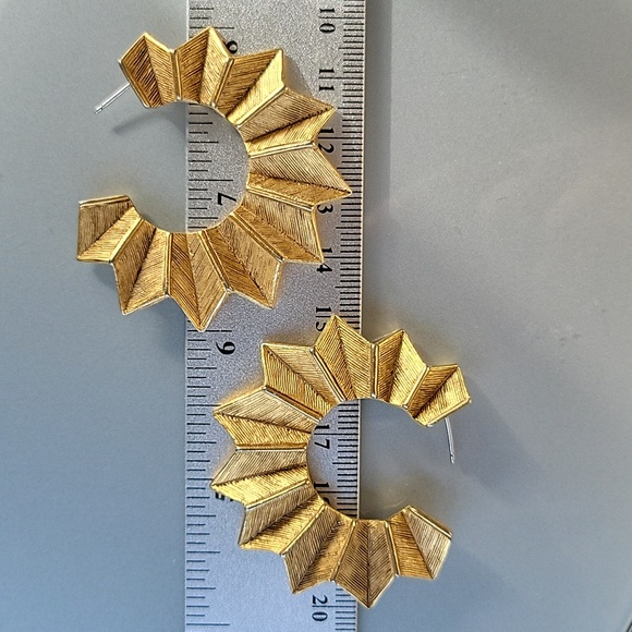 Vintage gold 80s hoop earrings. Chevron style gold hoop style. Gold earrings. - Picture 6 of 6